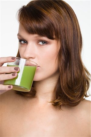 Young woman drinking glass of wheatgrass juice Foto de stock - Sin royalties Premium, Código: 6108-05869126