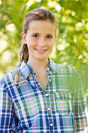 simsearch:6108-05870572,k - Portrait d'une jeune fille souriante Photographie de stock - Premium Libres de Droits, Code: 6108-05869481