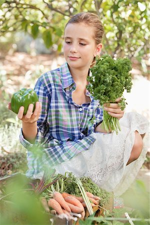 simsearch:6108-05869472,k - Girl choosing vegetables from a crate Stock Photo - Premium Royalty-Free, Code: 6108-05869499