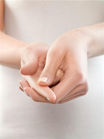 dedos índice - Woman pinching finger, close-up Foto de stock - Sin royalties Premium, Código: 6108-05869427