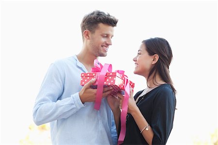 Man giving a present to his girlfriend Stock Photo - Premium Royalty-Free, Code: 6108-05869564