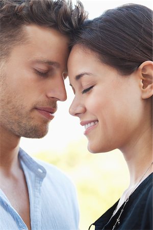 profile face person close up outdoors - Gros plan d'un couple romantique Photographie de stock - Premium Libres de Droits, Code: 6108-05869565