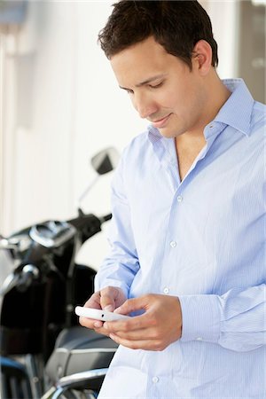 simsearch:6108-06166956,k - Man text messaging on a mobile phone Stock Photo - Premium Royalty-Free, Code: 6108-05869598