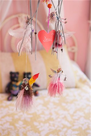 poupées - Gros plan du carillon de vent décorée dans une chambre à coucher Photographie de stock - Premium Libres de Droits, Code: 6108-05869773
