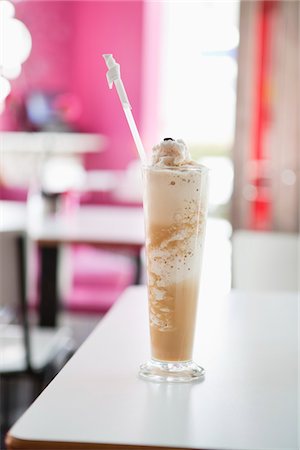 Chocolate milkshake placed on a table in a restaurant Foto de stock - Sin royalties Premium, Código: 6108-05869786