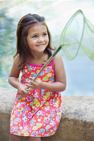 Little girl sitting by the swimming pool with net in hand Foto de stock - Sin royalties Premium, Código: 6108-05869726