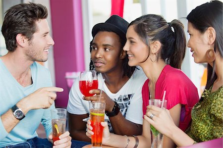 drinking straw not child - Friends with drinks in a restaurant Foto de stock - Sin royalties Premium, Código: 6108-05869810