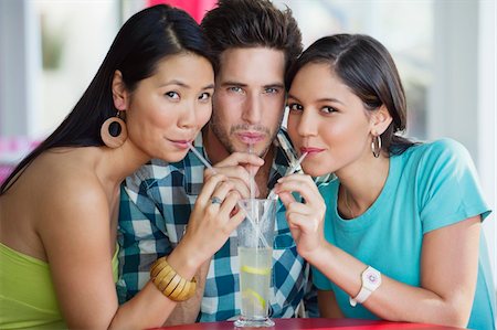 paille - Portrait d'amis partageant le jus de lime dans un restaurant Photographie de stock - Premium Libres de Droits, Code: 6108-05869821