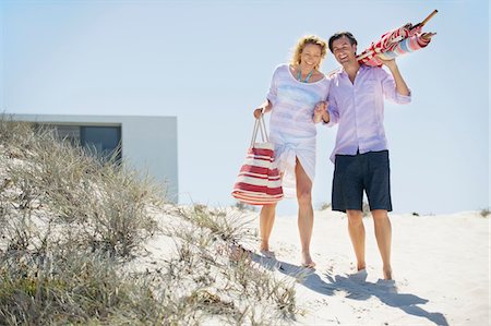 parasol de plage - Couple marchant sur la plage Photographie de stock - Premium Libres de Droits, Code: 6108-05869962