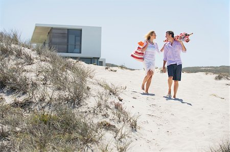 parasol de plage - Couple marchant sur la plage Photographie de stock - Premium Libres de Droits, Code: 6108-05869989