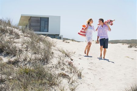 parasol - Couple walking on the beach Foto de stock - Sin royalties Premium, Código: 6108-05869989