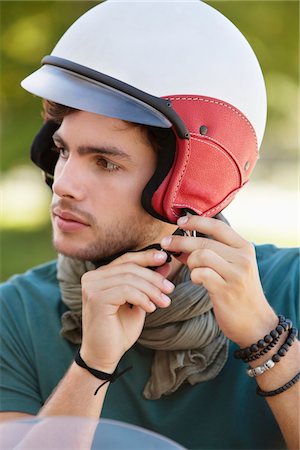 simsearch:695-05771033,k - Gros plan d'un homme en ajustant son casque Photographie de stock - Premium Libres de Droits, Code: 6108-05869908