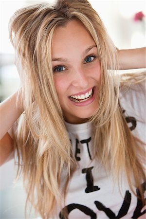simsearch:6108-05871138,k - Portrait d'une belle femme souriante dans un café Photographie de stock - Premium Libres de Droits, Code: 6108-05869909