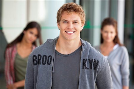 Portrait of a man smiling in a campus Foto de stock - Sin royalties Premium, Código: 6108-05869932