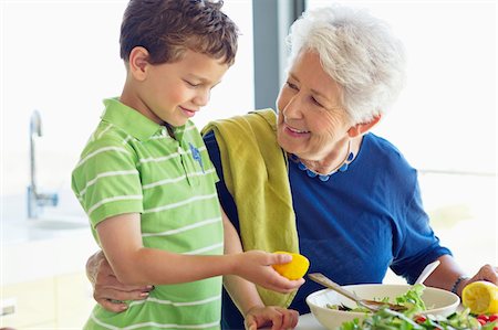 simsearch:6108-05870142,k - Senior woman preparing food in a kitchen with her grandson Foto de stock - Royalty Free Premium, Número: 6108-05870142