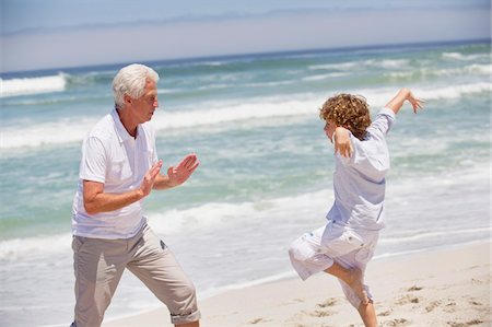 Senior man teaching martial arts to his grandson Foto de stock - Sin royalties Premium, Código: 6108-05870166