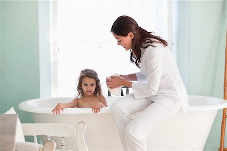 Femme donnant un bain à sa fille Photographie de stock - Premium Libres de Droits, Code: 6108-05870188