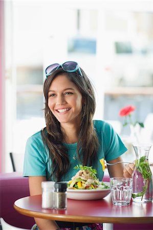 saleiro - Beautiful woman eating food in a restaurant Foto de stock - Royalty Free Premium, Número: 6108-05870268