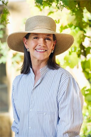 simsearch:6108-05871799,k - Portrait of a senior woman wearing hat and smiling Stock Photo - Premium Royalty-Free, Code: 6108-05870280