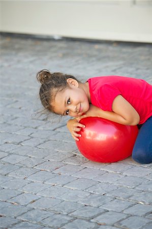 simsearch:6108-05872686,k - Portrait d'une adorable petite fille jouant avec ballon Photographie de stock - Premium Libres de Droits, Code: 6108-05870576