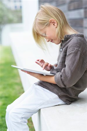 simsearch:6108-05870619,k - Girl using a digital tablet Fotografie stock - Premium Royalty-Free, Codice: 6108-05870613