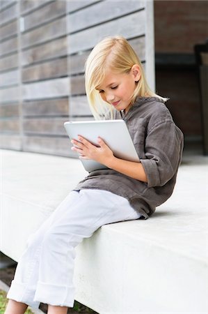 Girl using a digital tablet Foto de stock - Sin royalties Premium, Código: 6108-05870616