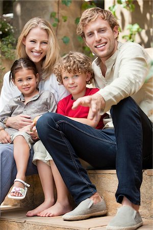 simsearch:6108-05871631,k - Portrait d'une famille avec deux enfants Photographie de stock - Premium Libres de Droits, Code: 6108-05870620