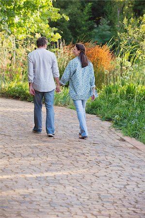 simsearch:6108-05870743,k - Rear view of a mature couple walking in a garden Foto de stock - Royalty Free Premium, Número: 6108-05870740