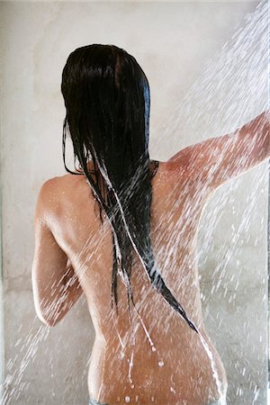 ducha - Rear view of woman taking a shower Foto de stock - Sin royalties Premium, Código: 6108-05870779