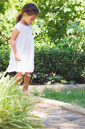 simsearch:6108-05872707,k - Little girl walking in the garden Foto de stock - Royalty Free Premium, Número: 6108-05870700