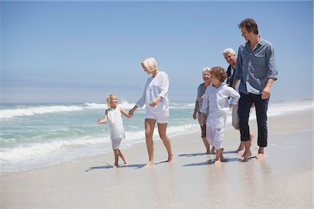 simsearch:6108-05871546,k - Familie genießen am Strand Stockbilder - Premium RF Lizenzfrei, Bildnummer: 6108-05870842