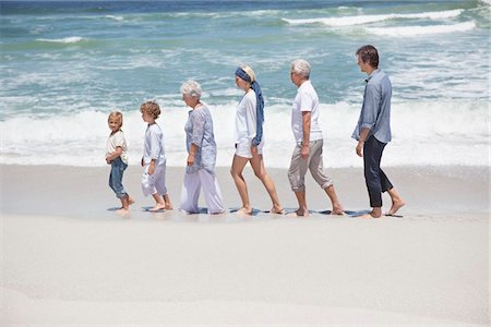 simsearch:6108-05870827,k - Famille marchant en ligne avec des enfants à la plage Photographie de stock - Premium Libres de Droits, Code: 6108-05870850