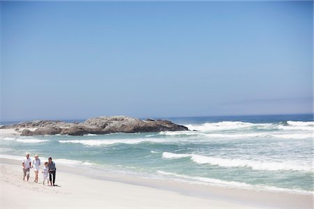 Family walking on the beach Foto de stock - Sin royalties Premium, Código: 6108-05870807