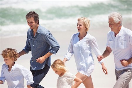 simsearch:6108-05870845,k - Famille marchant sur la plage Photographie de stock - Premium Libres de Droits, Code: 6108-05870806