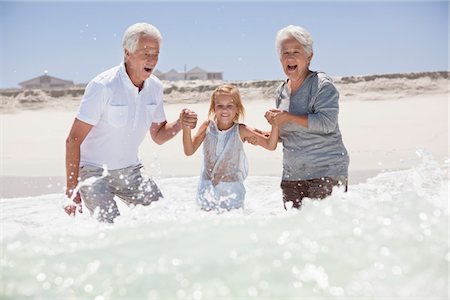 simsearch:6108-05870843,k - Fille sur la plage avec ses grands-parents Photographie de stock - Premium Libres de Droits, Code: 6108-05870815