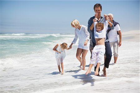 simsearch:6108-06905929,k - Family enjoying on the beach Foto de stock - Sin royalties Premium, Código: 6108-05870819