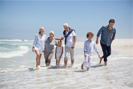 simsearch:6108-06905929,k - Family enjoying on the beach Foto de stock - Sin royalties Premium, Código: 6108-05870823