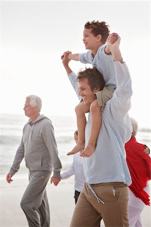 Family enjoying on the beach Foto de stock - Sin royalties Premium, Código: 6108-05870839