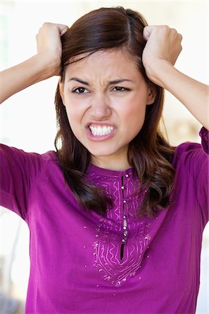 Frustré de jeune femme en tirant ses cheveux Photographie de stock - Premium Libres de Droits, Code: 6108-05871153