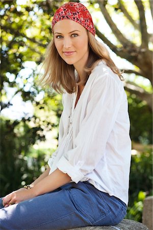 Smiling young woman wearing bandana Stock Photo - Premium Royalty-Free, Code: 6108-05871172