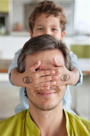 simsearch:6108-06167571,k - Boy covering his father's eyes Foto de stock - Sin royalties Premium, Código: 6108-05871185