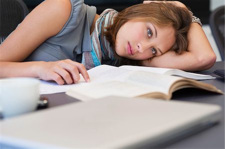 University student looking tired while studying Foto de stock - Sin royalties Premium, Código: 6108-05871251