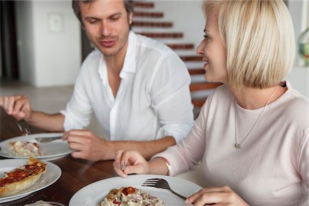 eating pizza - Couple having food Foto de stock - Sin royalties Premium, Código: 6108-05871203