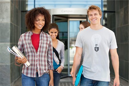 estudante universitário - Cheerful friends in campus Foto de stock - Royalty Free Premium, Número: 6108-05871360