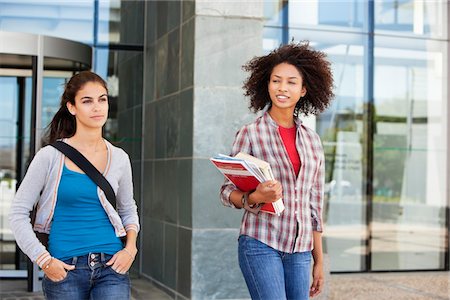 estudante universitário - Two female friends walking in campus Foto de stock - Royalty Free Premium, Número: 6108-05871336