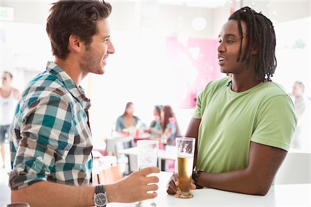 Amis prenant la bière dans un bar Photographie de stock - Premium Libres de Droits, Code: 6108-05871462