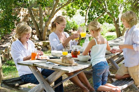 Family having food at front or back yard Stock Photo - Premium Royalty-Free, Code: 6108-05871672