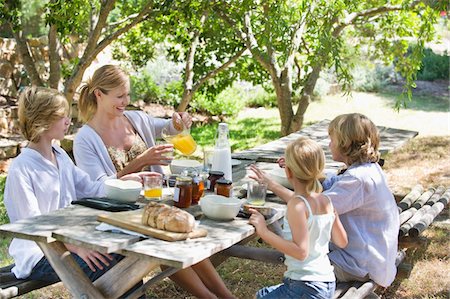 Famille ayant la nourriture au front ou back yard Photographie de stock - Premium Libres de Droits, Code: 6108-05871679