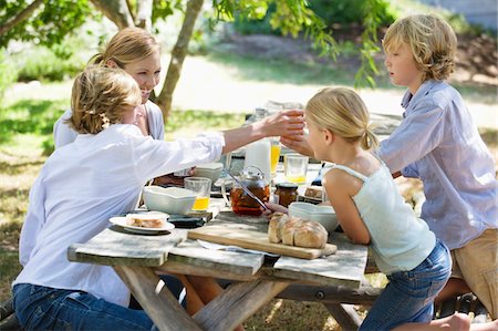 simsearch:6108-05871697,k - Family having food at front or back yard Fotografie stock - Premium Royalty-Free, Codice: 6108-05871681