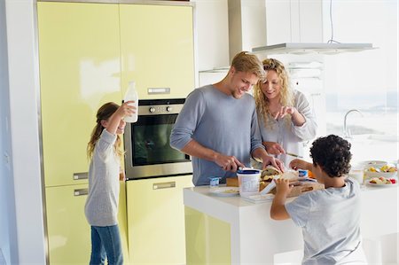 standing girl side view - Couple avec leurs deux enfants, préparation des aliments à une cuisine domestique Photographie de stock - Premium Libres de Droits, Code: 6108-05871695